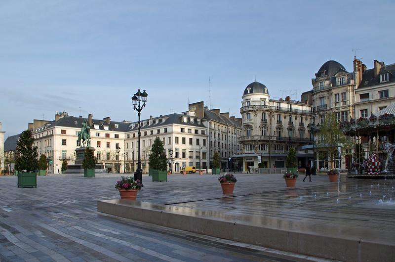 Place centrale d’Orléans avec façades classiques, statue et fontaine, vue dégagée sur les rues calmes, idéal pour choisir les quartiers à Orléans où habiter.